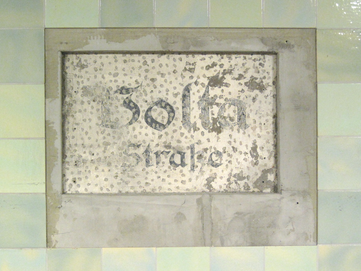 Abb. 11: U-Bahnhof Voltastraße, Zustand November 2013. Gemalte Inschrift, gebrochene Schrift.